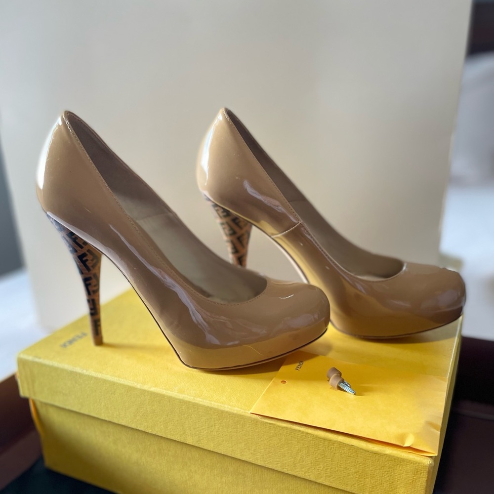 Fendi Beige Patent Pumps Heels